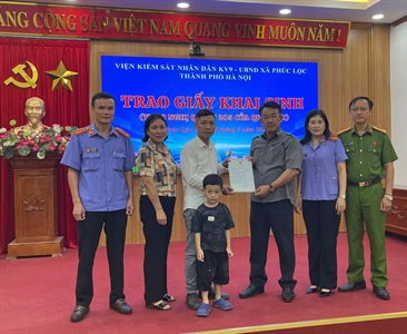 Viện KSND khu vực 9 - Hà Nội kịp thời xác minh, kiến nghị và trao giấy khai...