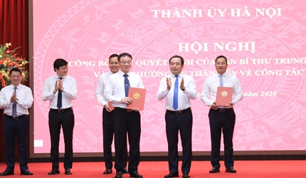 Đồng chí Nguyễn Hoài Nam, Viện trưởng Viện KSND thành phố Hà Nội được...