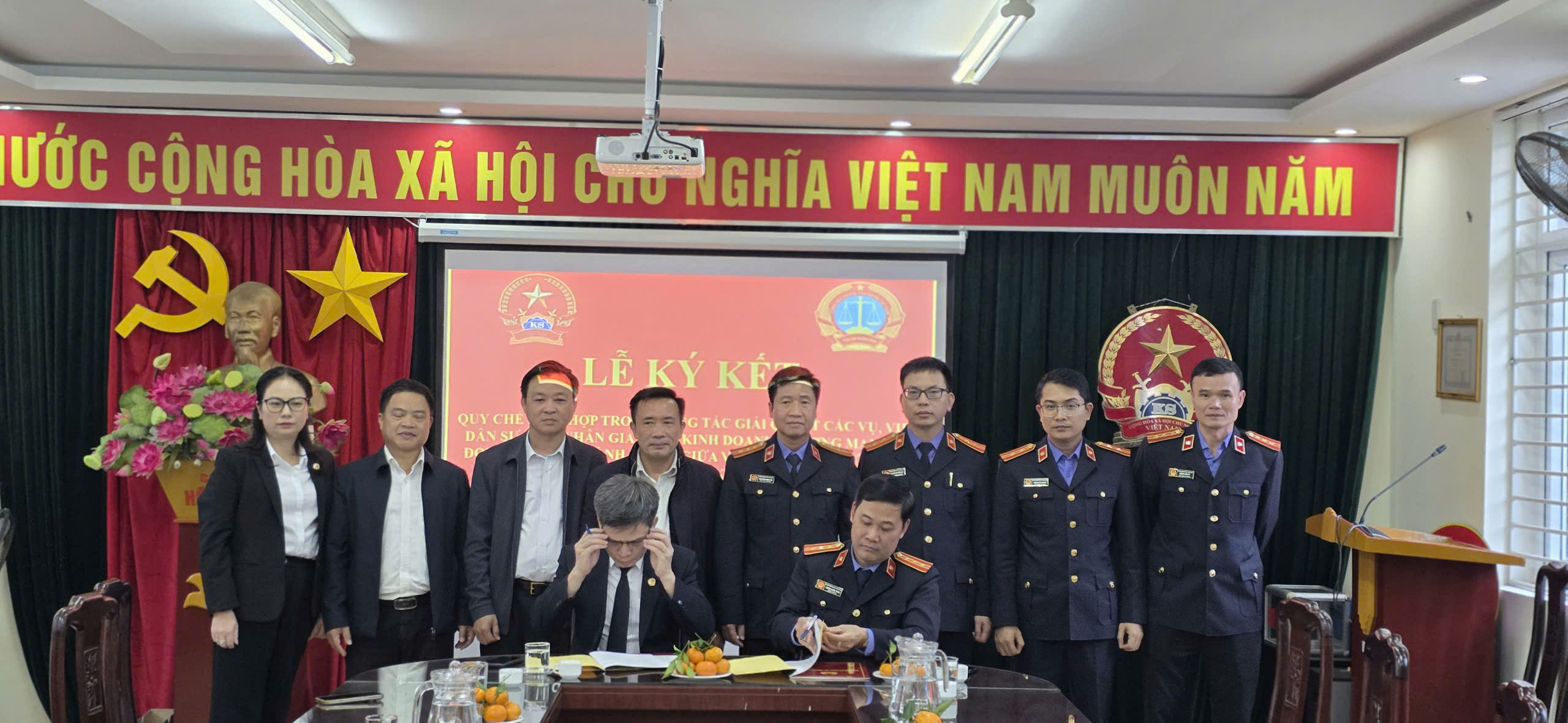 Đại diện lãnh đạo Toà án, Viện kiểm sát khu vực 9 cùng ký kết quy chế phối hợp Đại diện lãnh đạo Toà án, Viện kiểm sát khu vực 9 cùng ký kết quy chế phối hợp