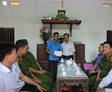 Cụm Thi đua số XI tổ chức đi thăm, tặng quà cho những cán bộ, chiến sỹ có...