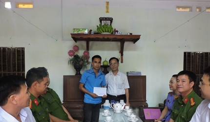 Cụm Thi đua số XI tổ chức đi thăm, tặng quà cho những cán bộ, chiến sỹ...