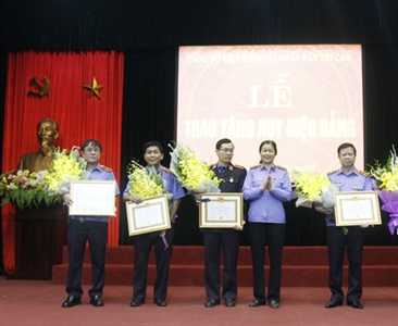 Lễ trao tặng Huy hiệu đảng và thông báo nhanh kết quả Hội nghị lần thứ 6 Ban...