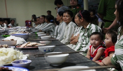 Chế độ đối với người bị tạm giữ, tạm giam sinh con trong trại