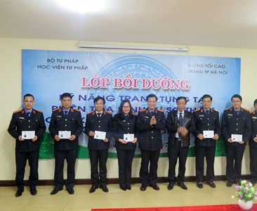 Bế giảng lớp bồi dưỡng kỹ năng tranh tụng tại phiên tòa hình sự sơ thẩm cho...
