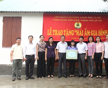 Bàn giao Mái ấm Công đoàn cho công đoàn viên có hoàn cảnh đặc biệt khó khăn