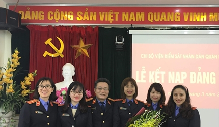 Chi bộ Viện KSND quận Ba Đình tổ chức Lễ kết nạp Đảng viên mới