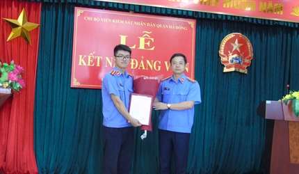 Chi bộ Viện KSND quận Hà Đông tổ chức Lễ kết nạp Đảng viên