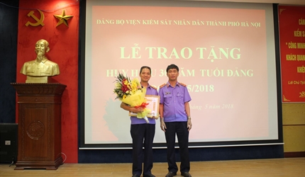 Viện KSND thành phố Hà Nội tổ chức Lễ trao tặng Huy hiệu 30 năm tuổi...