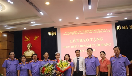 Viện KSND thành phố Hà Nội tổ chức Lễ trao tặng  Huy hiệu 30 năm tuổi...