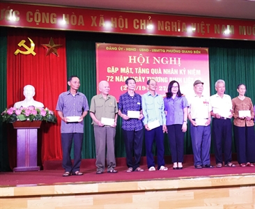 Dâng hương, thắp nến tri ân và tặng quà các gia đình Thương binh - Liệt sỹ...