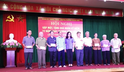 Dâng hương, thắp nến tri ân và tặng quà các gia đình Thương binh - Liệt...
