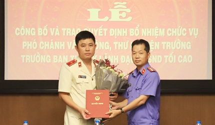 Trao Quyết định điều động, bổ nhiệm chức vụ Phó Chánh Văn phòng, Thư ký...