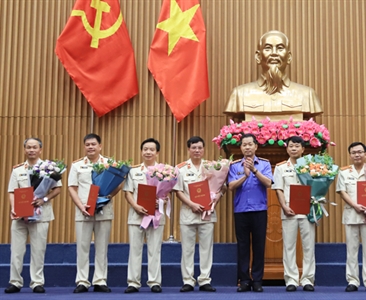 Trao các Quyết định của Viện trưởng Viện KSND tối cao về công tác cán bộ