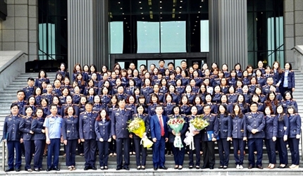 Viện trưởng Viện KSND tối cao tặng Bằng khen cho cán bộ nữ tiêu biểu...