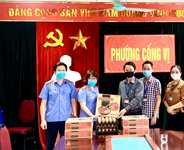 Cán bộ, công chức Viện KSND quận Ba Đình tặng 500 suất quà cho những người...