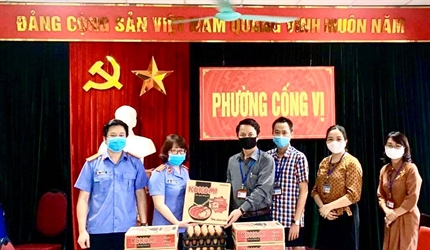 Cán bộ, công chức Viện KSND quận Ba Đình tặng 500 suất quà cho những...