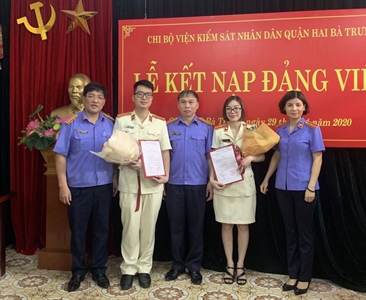 Chi bộ Viện KSND quận Hai Bà Trưng  kết nạp 02 Đảng viên mới