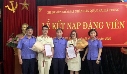 Chi bộ Viện KSND quận Hai Bà Trưng  kết nạp 02 Đảng viên mới