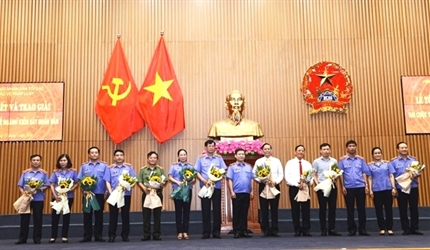 Viện trưởng VKSND tối cao khen thưởng các tập thể, cá nhân có thành...