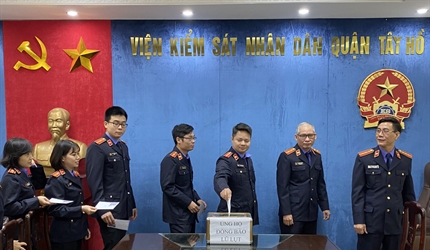 Viện KSND quận Tây Hồ chung tay ủng hộ đồng bào bị thiệt hại, ảnh hưởng...