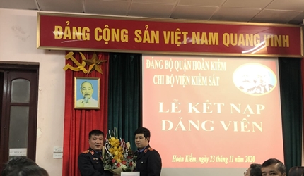 Chi bộ Viện KSND quận Hoàn Kiếm tổ chức Lễ kết nạp Đảng viên mới