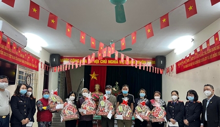 Viện KSND quận Ba Đình trao tặng quà Tết cho các hộ gia đình có hoàn...
