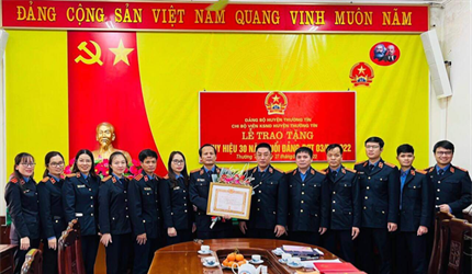 Chi bộ Viện KSND huyện Thường Tín tổ chức Lễ trao tặng Huy hiệu 30 năm...