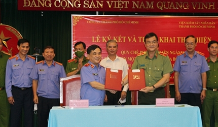 VKSND TP HCM ký quy chế phối hợp về bắt, tạm giữ, phân loại xử lý vụ...