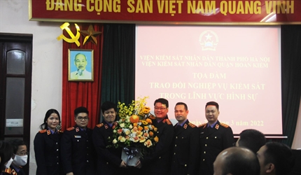Câu lạc bộ Kiểm sát viên trẻ và Chi đoàn Viện KSND quận Hoàn Kiếm tổ...