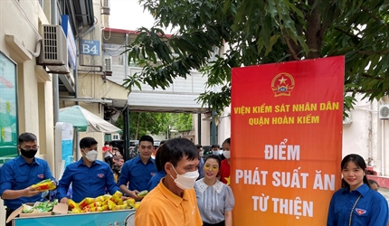 Chi đoàn Viện KSND quận Hoàn Kiếm trao tặng 300 suất ăn miễn phí