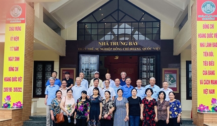 Các đồng chí cán bộ Hưu trí dâng hương tưởng niệm đồng chí Hoàng Quốc Việt