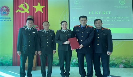 Viện KSND huyện Thạch Thất và Chi cục Thi hành án dân sự cùng cấp ký...