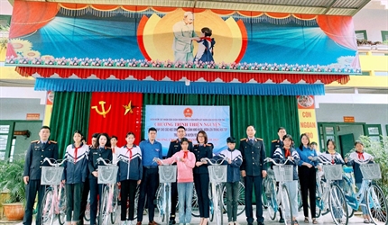 Viện KSND quận Hoàn Kiếm trao tặng xe đạp cho trẻ em nghèo vượt khó