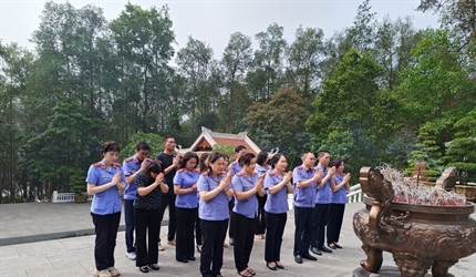 Chi bộ Phòng 8, Đảng bộ Viện KSND thành phố Hà Nội  tổ chức tham quan,...