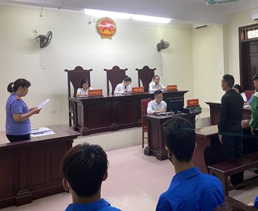 Viện KSND quận Tây Hồ phối hợp với Tòa án cùng cấp thực hiện việc tuyên...