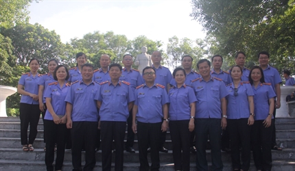 Viện kiểm sát nhân dân thành phố Hà Nội dâng hương tưởng niệm đồng chí...