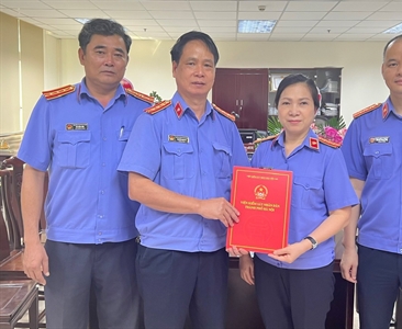 Viện KSND thành phố Hà Nội tổ chức thăm hỏi, tặng quà thân nhân gia đình...