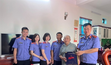 Viện KSND quận Hoàng Mai thăm hỏi, tặng quà nhân dịp kỷ niệm 76 năm...