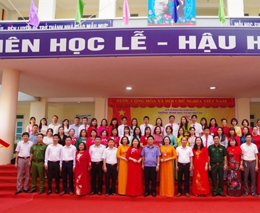Viện trưởng Viện KSND huyện Ba Vì tới dự và trao quà cho các em học sinh...