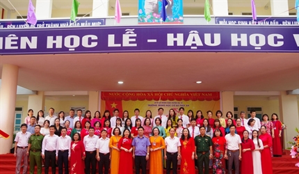 Viện trưởng Viện KSND huyện Ba Vì tới dự và trao quà cho các em học...