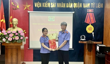 Chi bộ Viện KSND quận Nam Từ Liêm tổ chức Lễ kết nạp Đảng viên mới