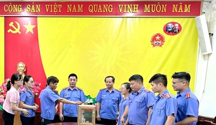 Viện KSND huyện Thường Tín tổ chức quyên góp ủng hộ các gia đình nạn...