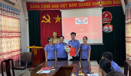 Chi bộ Viện KSND huyện Đan Phượng tổ chức Lễ kết nạp Đảng viên đối với...
