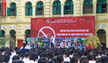 Kiểm sát viên Viện KSND quận Hoàn Kiếm tham gia tuyên truyền pháp luật...