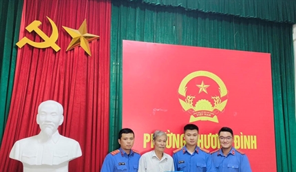 Viện KSND quận Bắc Từ Liêm trao tiền quyên góp ủng hộ các gia đình nạn...