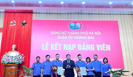 Lễ kết nạp Đảng viên mới nhân dịp chào mừng kỷ niệm 20 năm thành lập...