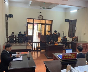 Kiểm sát viên Viện KSND huyện Phúc Thọ kiểm sát xét xử phiên toà mua bán...