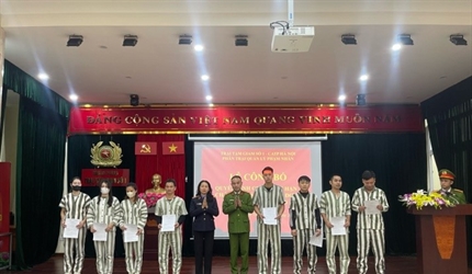 Lễ công bố và trao Quyết định giảm thời hạn chấp hành án phạt tù và tha...
