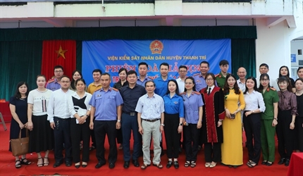 Viện KSND huyện Thanh Trì tuyên truyền pháp luật thông qua hình thức...