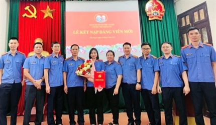 Chi bộ Viện KSND huyện Phú Xuyên kết nạp Đảng viên mới